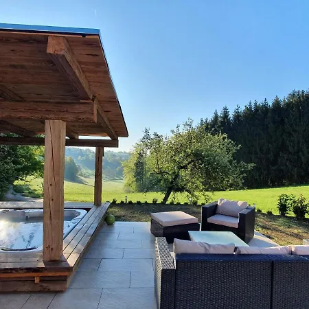 Wohlfuehloase Am Trausdorfberg Mit Sauna, Whirlpool Und Panorama Appartamento